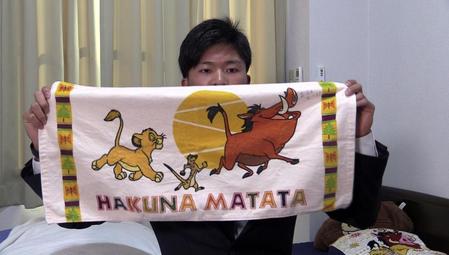 寮に持ち込んだ、ライオンキングのタオルを掲げる早川（球団提供）