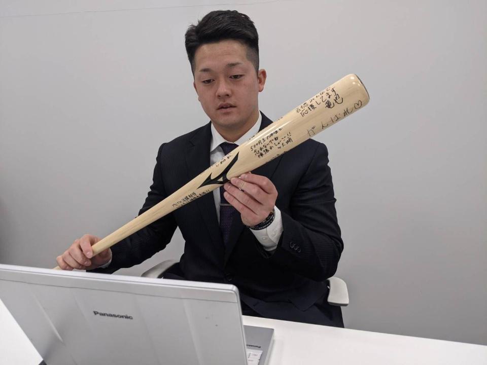 入寮後、取材に応じる牧（球団提供）