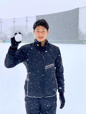 　グラウンドの雪でボールを作って笑顔の内（球団提供）