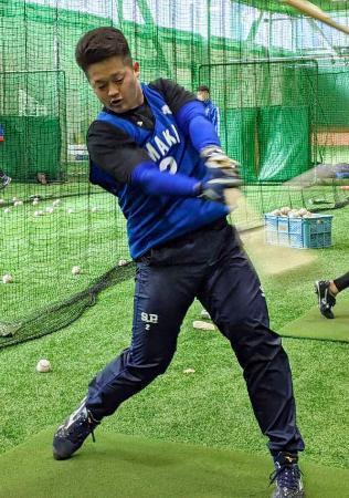 　新人合同練習で打撃練習をするＤｅＮＡの牧＝神奈川県横須賀市（球団提供）