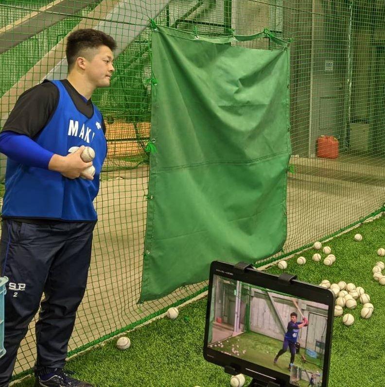 ＤｅＮＡ・小深田大地（手前画面上）のティーで投げるＤｅＮＡ・牧秀悟（写真・球団提供）