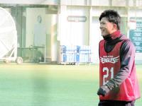 新人合同自主トレ中に笑顔を見せる早川（撮影・畠山賢大）