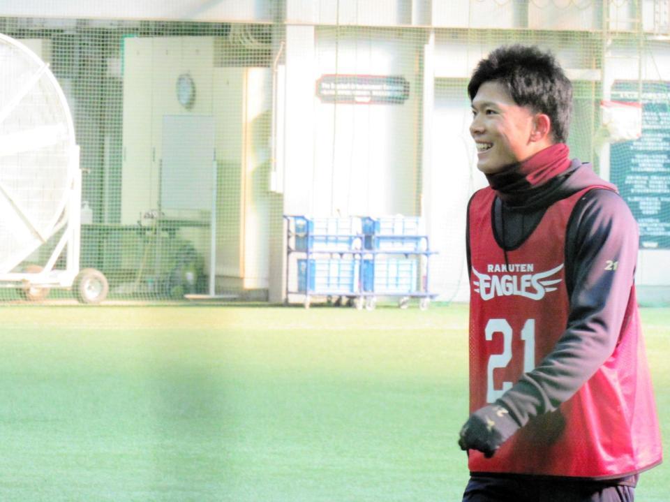 新人合同自主トレ中に笑顔を見せる早川（撮影・畠山賢大）