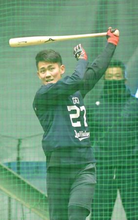 　打撃練習で快音を響かせる元（撮影・北村雅宏）