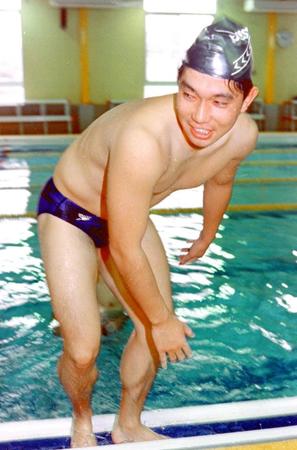 　初の水泳トレを行った野茂＝９０年１月