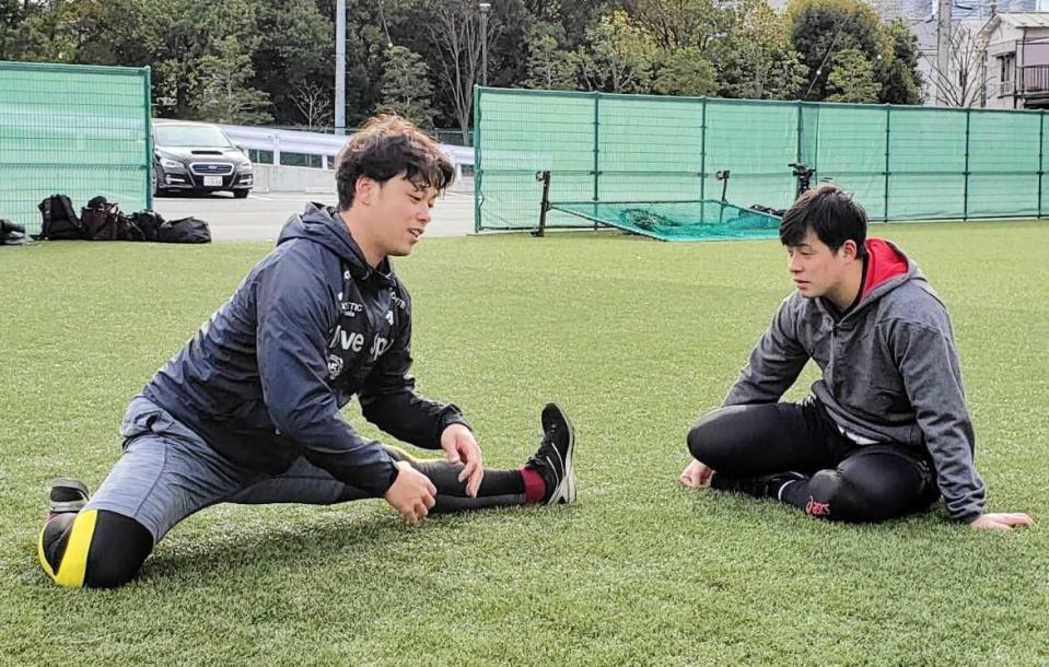 　自主トレを公開した高梨（左）と大江（球団提供）