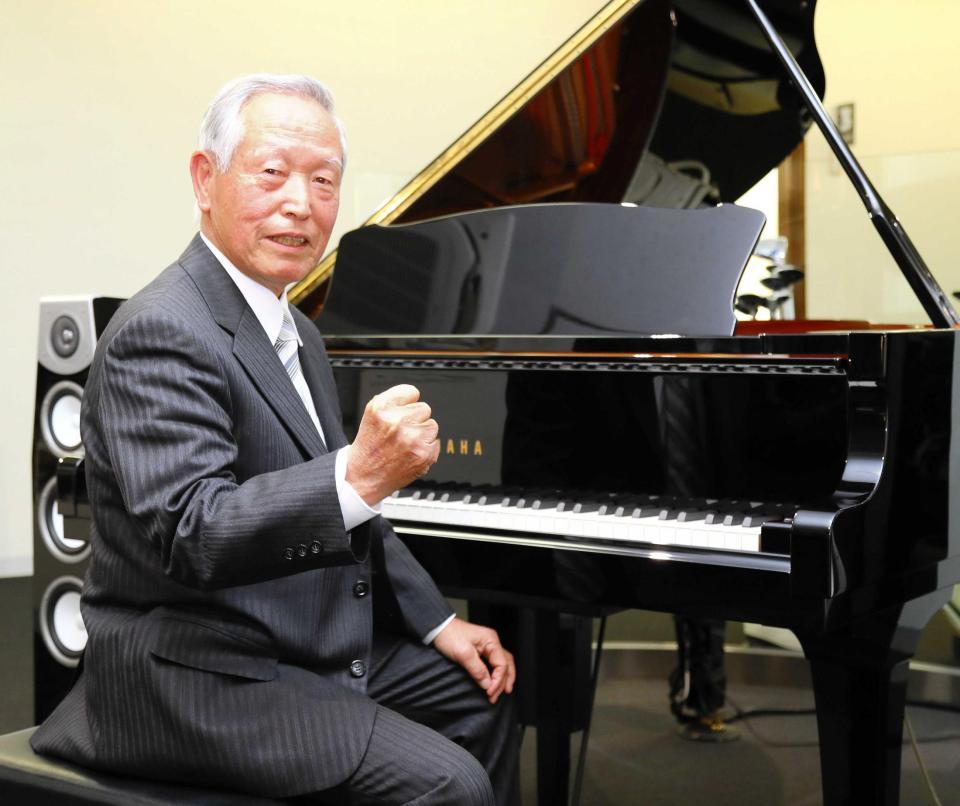 　野球殿堂入りに選出されヤマハのピアノの前で笑顔の川島勝司氏（代表撮影）