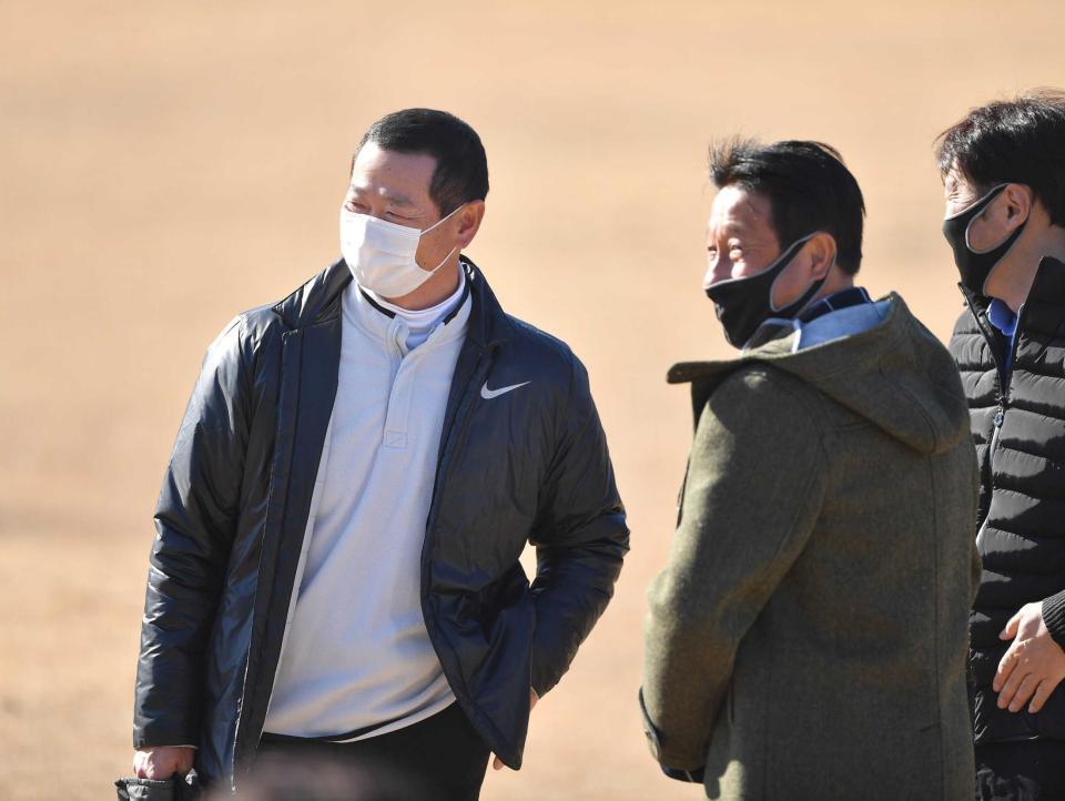 　新人合同自主トレを視察した巨人・桑田投手チーフコーチ補佐（左）と宮本投手チーフコーチ