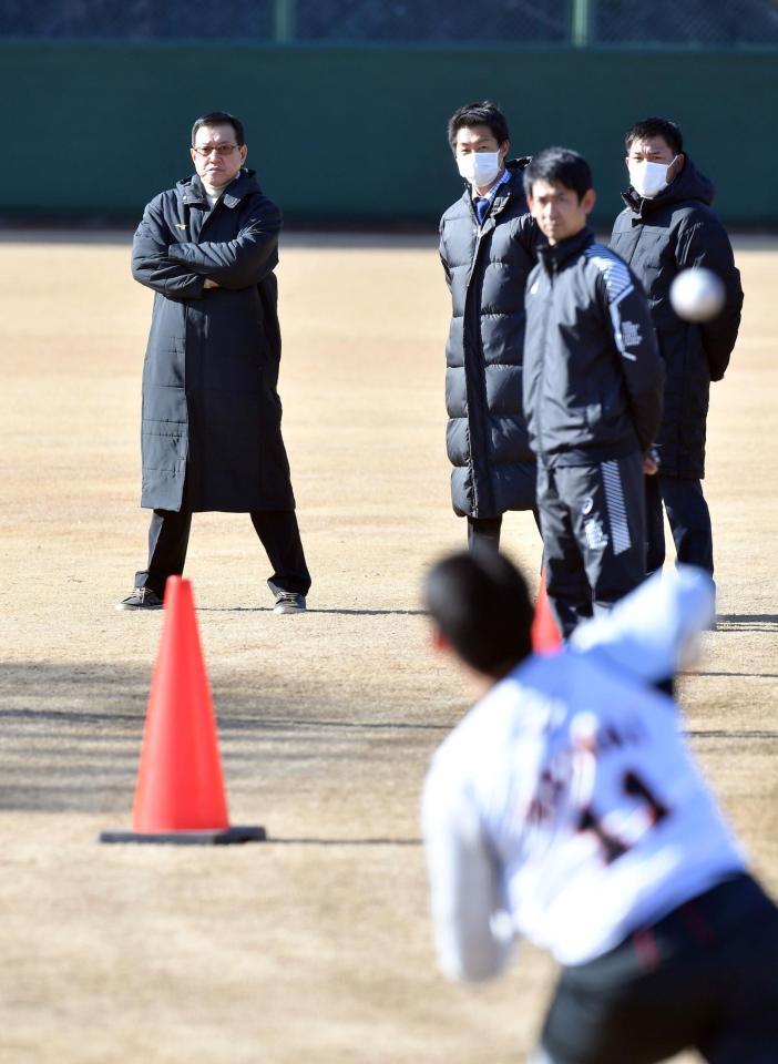 　巨人のドラ１・平内（手前）のキャッチボールを見守る原辰徳監督（左）