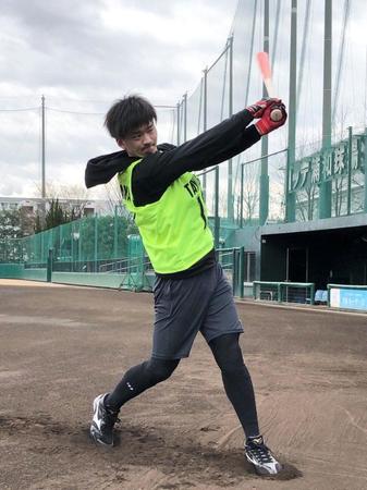 黙々とバットを振りこむロッテ・育成１位の谷川（球団提供）