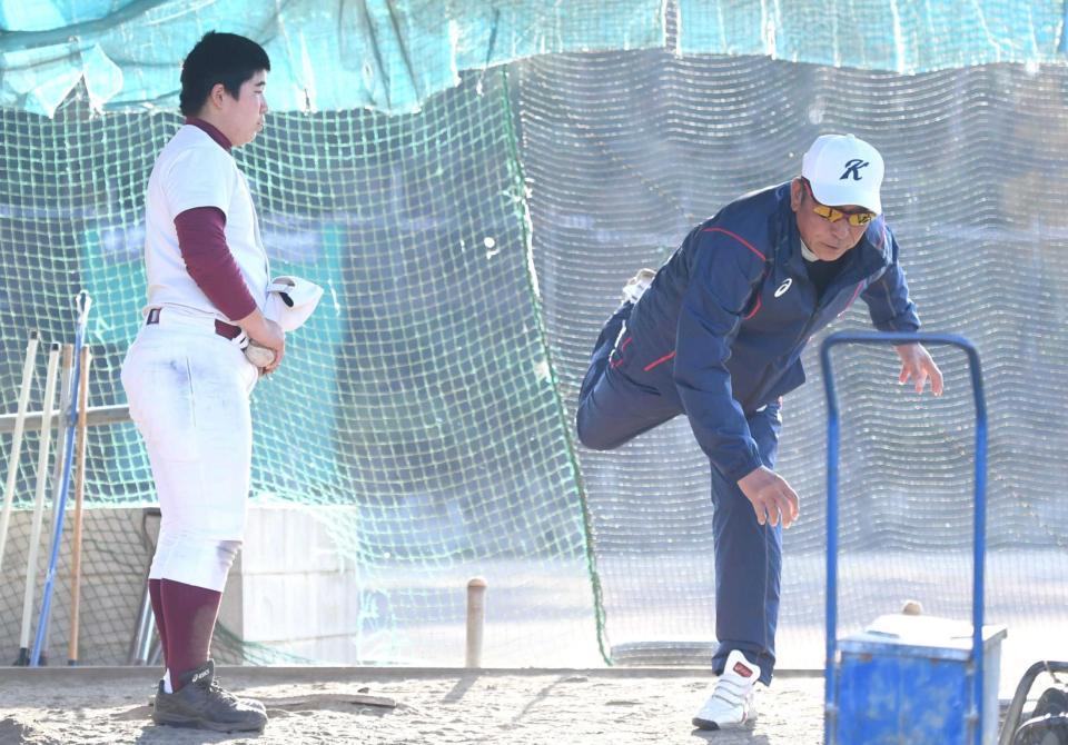 　【４】センター方向へ蹴り上げるのが理想（撮影・北村雅宏）