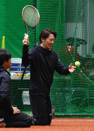 　テニスボールを使って練習する西武・源田（代表撮影）