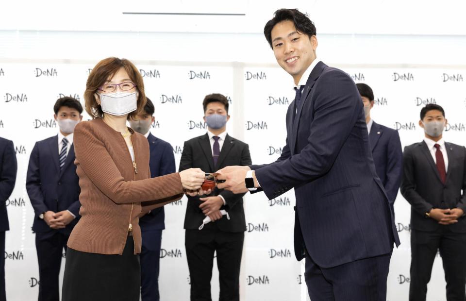 　ＤｅＮＡ本社を訪問し、南場智子オーナー（手前左）と名刺交換をする入江投手（球団提供）