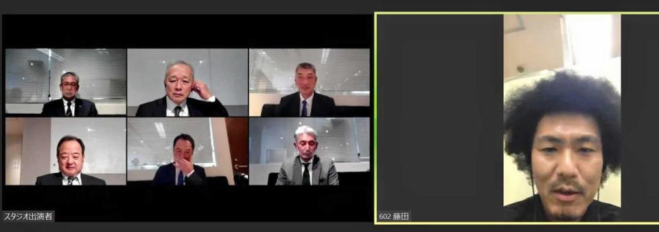 　指導者講習会に参加し、パネリストに質問するトータルテンボス・藤田（右）