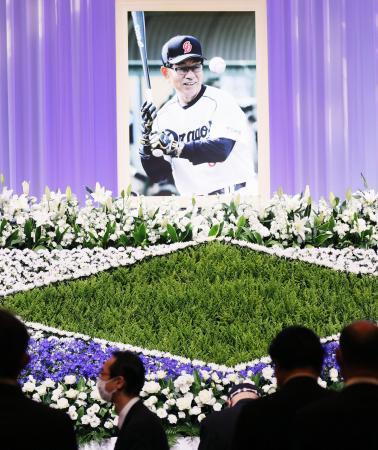 　プロ野球中日で選手、監督として活躍した高木守道さんへの献花とお別れの会＝２６日、名古屋市