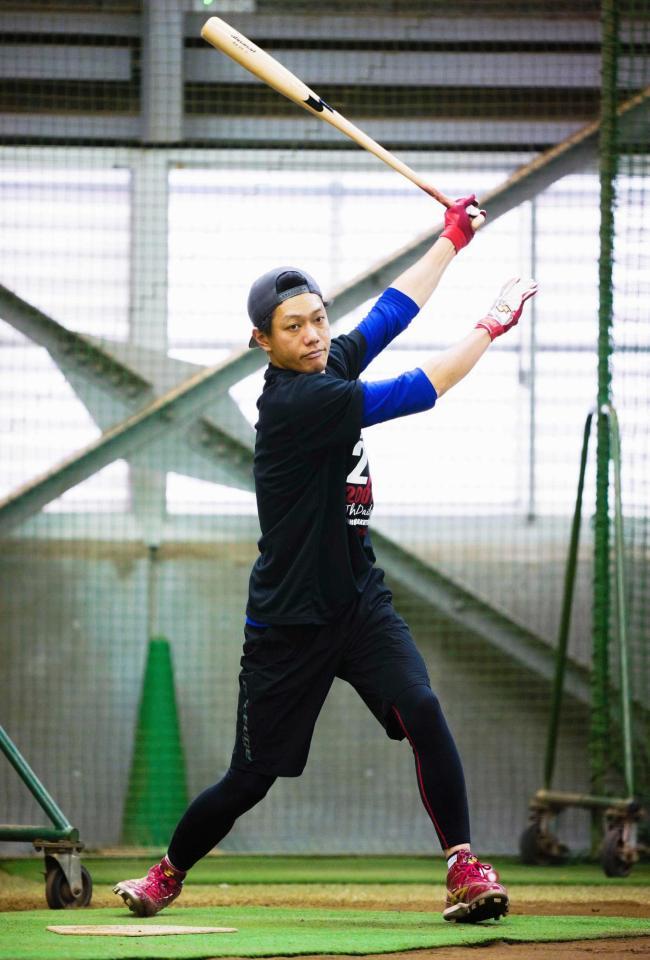 　室内でフリー打撃に取り組む楽天・田中和（球団提供）