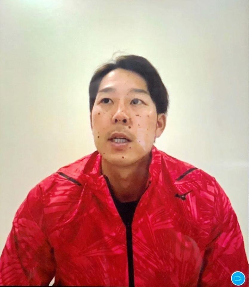 　自主トレ終了後、取材に応じる鈴木大（球団提供）