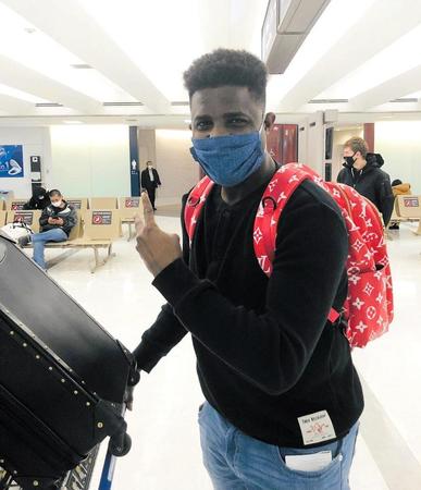 来日したデラロサ（読売巨人軍提供）