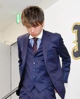 ダウンで契約更改、会見の席に着く山岡（代表撮影）