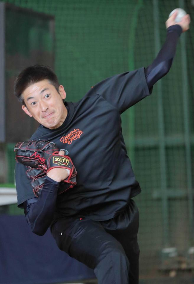 　ブルペンで投球練習するオリックス・能見（代表撮影）