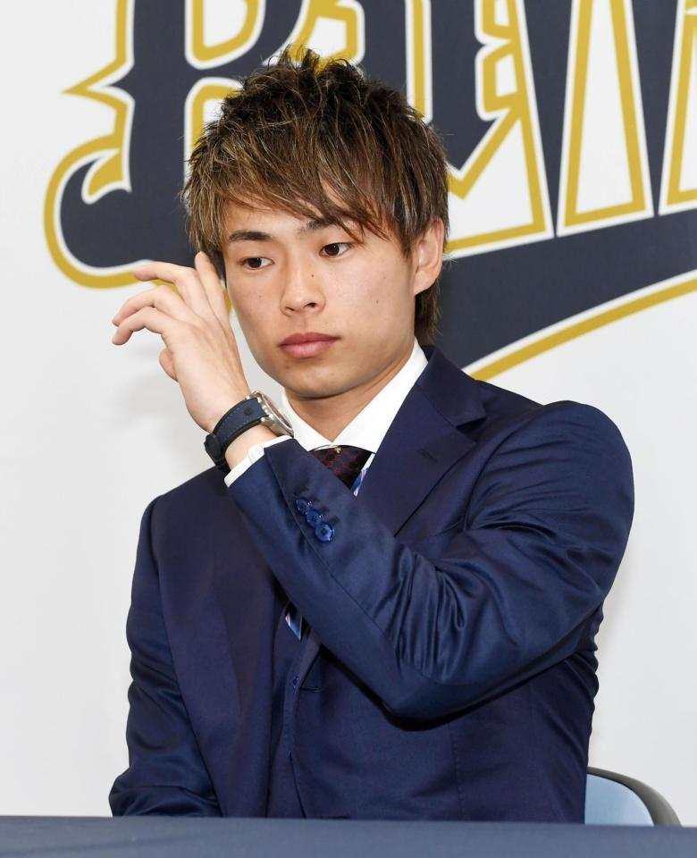 ダウンで契約更改、厳しい表情で会見する山岡（代表撮影）