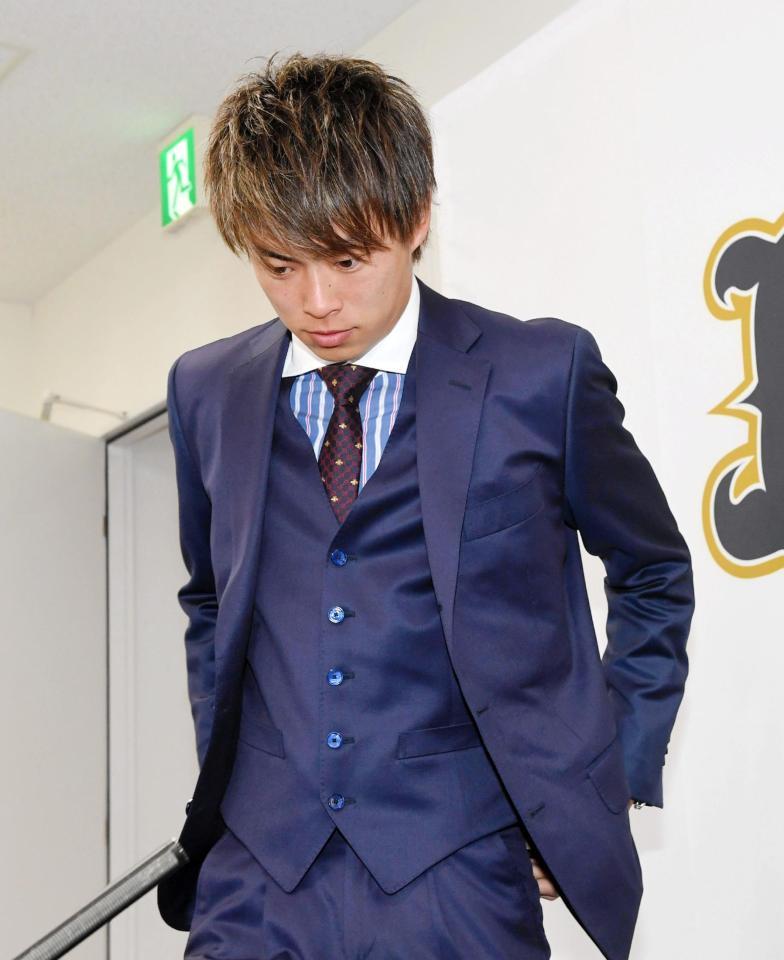 ダウンで契約更改、会見の席に着く山岡（代表撮影）