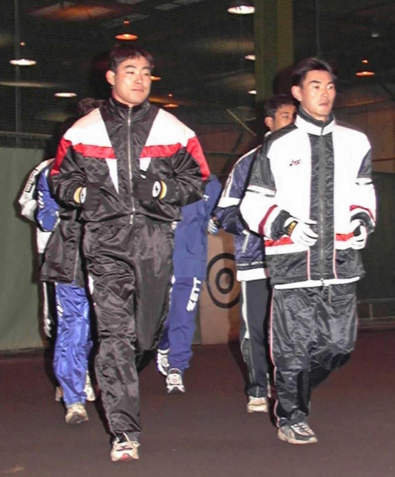 　岩瀬（右）らと合同自主トレを開始した福留（左）＝９９年１月９日