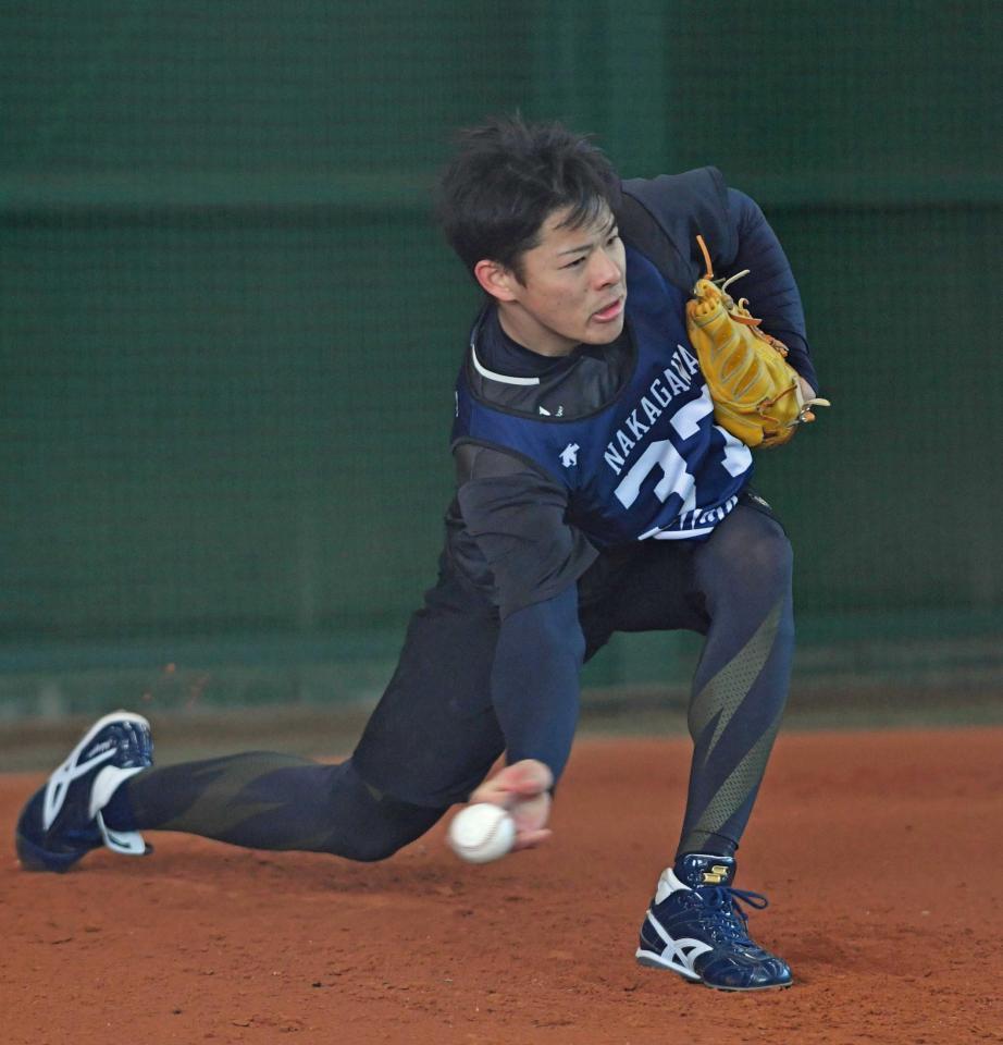 　ブルペンで投げるオリックス・中川颯