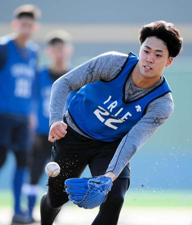 　ノックで軽快な動きを見せるＤｅＮＡ・入江（代表撮影）