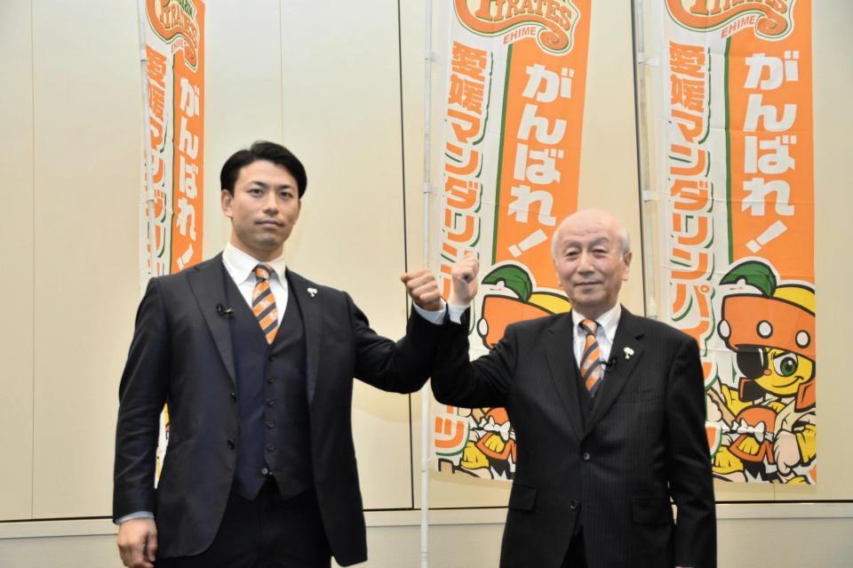 四国ＩＬｐ・愛媛への入団会見を行った伊藤隼太（左）と薬師神績球団社長