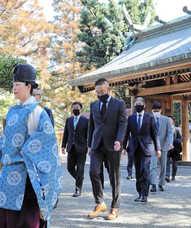 神社参拝する中嶋監督（中央）