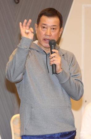 ミーティングで講話する巨人・原辰徳監督＝宮崎市内（球団提供）