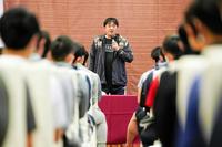全体ミーティングでナインに訓示する石井監督（球団提供）