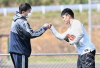 則本昂（右）とグータッチする石井ＧＭ兼監督（撮影・棚橋慶太）