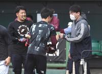 楽天・浅村栄斗（左端）らに声をかける楽天・石井一久監督（右）＝金武町ベースボールスタジアム（撮影・棚橋慶太）