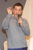 ミーティングで講話する巨人・原辰徳監督＝宮崎市内（球団提供）