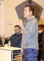 ミーティングで講話する巨人・原辰徳監督＝宮崎市内（球団提供）