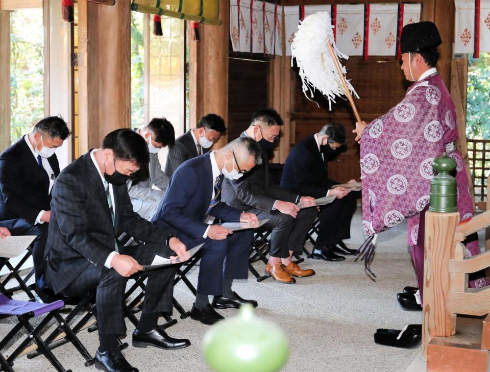 おはらいを受けるオリックス・中嶋聡監督ら（前列右から２人目＝宮崎市・小戸神社