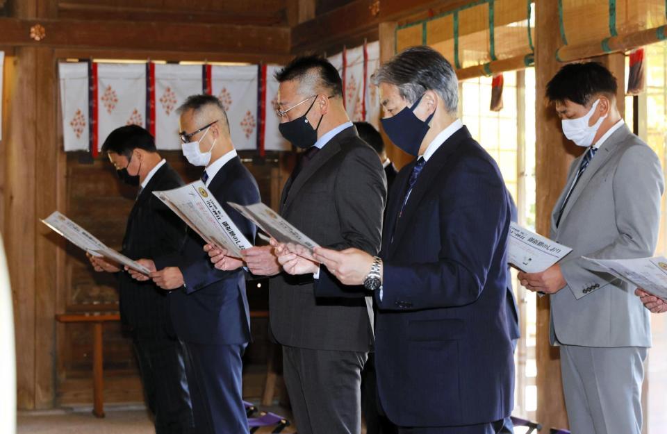 神社参拝するオリックス・中嶋聡監督（中央）ら＝宮崎市・小戸神社