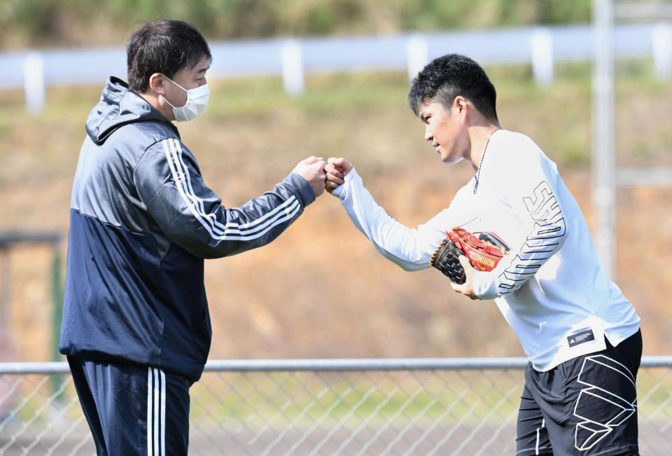 則本昂（右）とグータッチする石井ＧＭ兼監督（撮影・棚橋慶太）