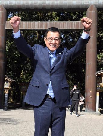 　「コロナに勝つ！」神社参拝後、気迫を見せる巨人・原監督（撮影・佐藤厚）