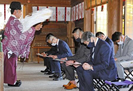 　神社でおはらいを受ける中嶋監督（前列右から２人目）