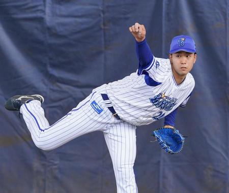 ブルペン入りしたＤｅＮＡ・入江大生＝宜野湾