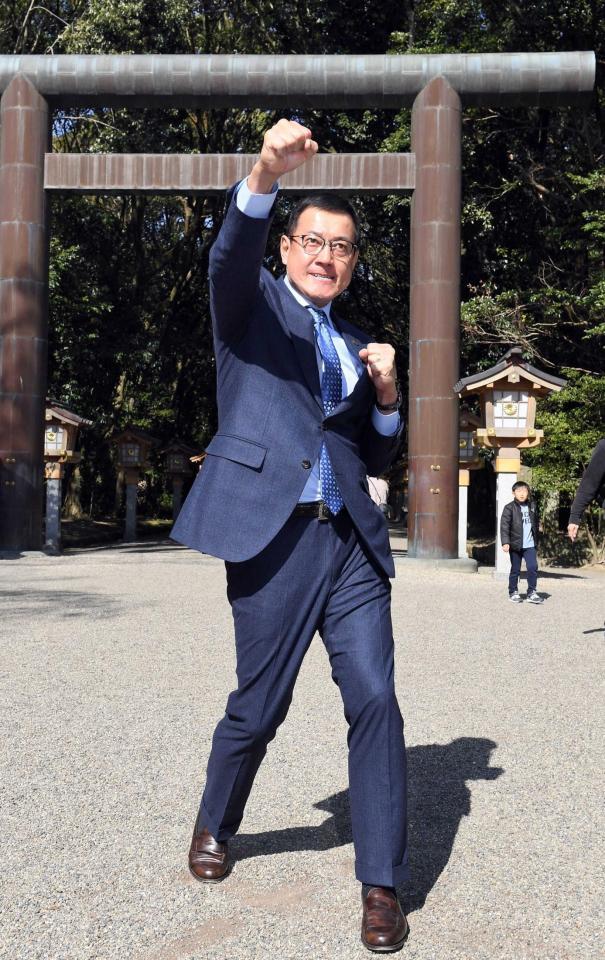 　宮崎神宮で「コロナに勝つ！」気迫をみなぎらせる原監督（撮影・佐藤厚）