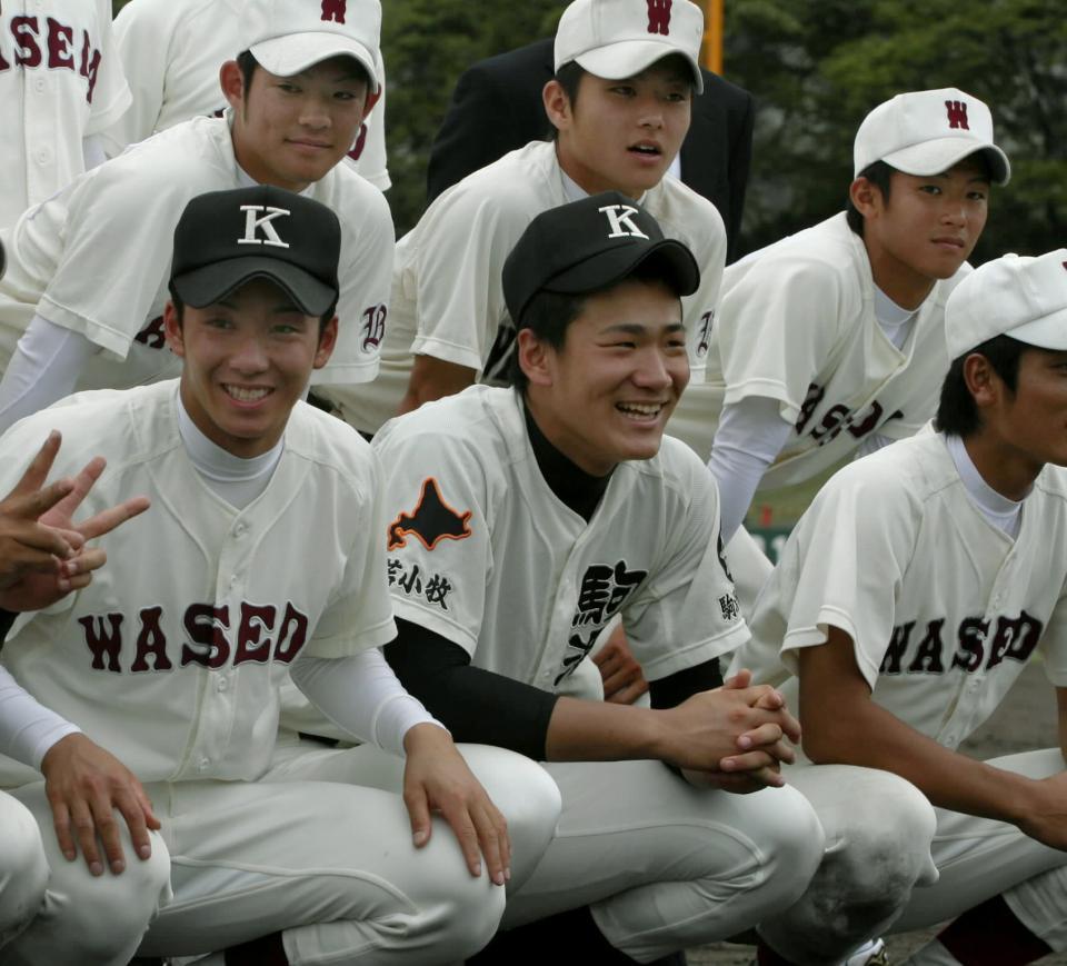 国体決勝後、並んで記念写真を撮る早実・斎藤や駒大苫小牧・田中ら＝２００６年１０月