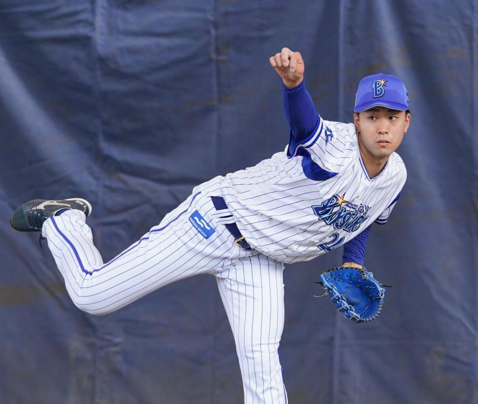 ブルペン入りしたＤｅＮＡ・入江大生＝宜野湾