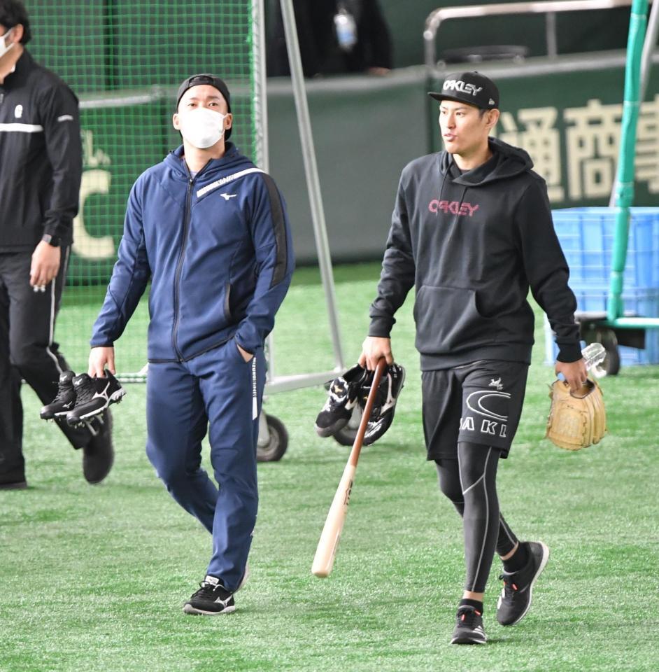 　Ｓ班でキャンプインし、外野に向かう巨人・梶谷隆幸（左）と井納翔一（撮影・西岡正）