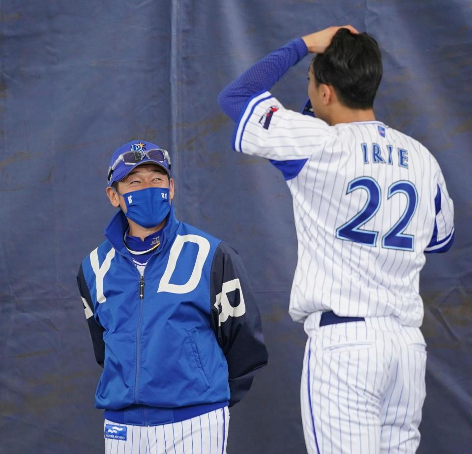　ブルペンで投球したＤｅＮＡ・入江大生に笑顔で声をかけるＤｅＮＡ・三浦大輔監督