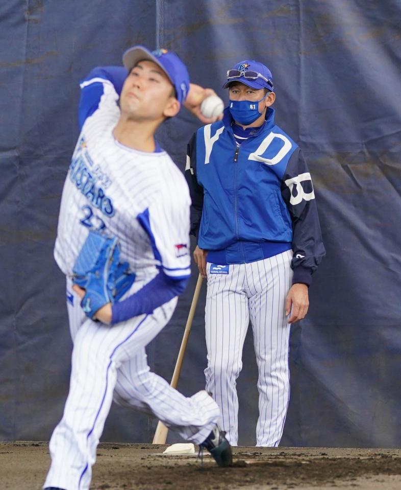 　ＤｅＮＡ・入江大生の投球を見つめるＤｅＮＡ・三浦大輔監督