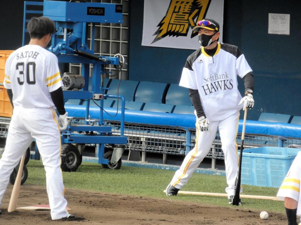 　小久保ヘッド（右）から打撃指導を受ける佐藤直